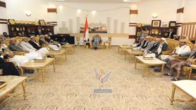 الرئيس يعقد لقاءين منفصلين بمشايخ ووجاهات من محافظات مختلفة