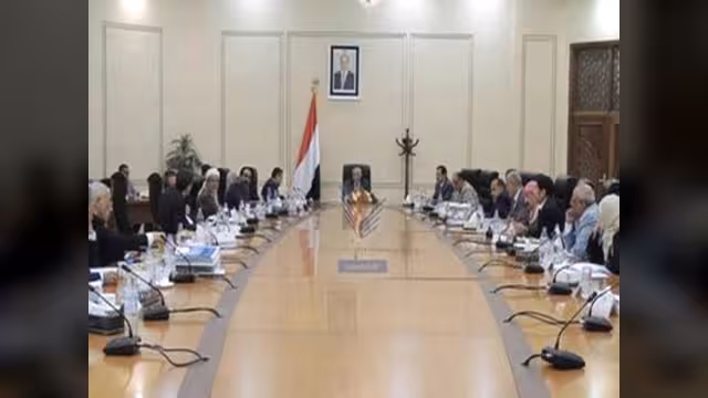 مجلس الوزراء يناقش التطورات ويشيد برجال الجيش والأمن ويؤيد خطوات الرئيس