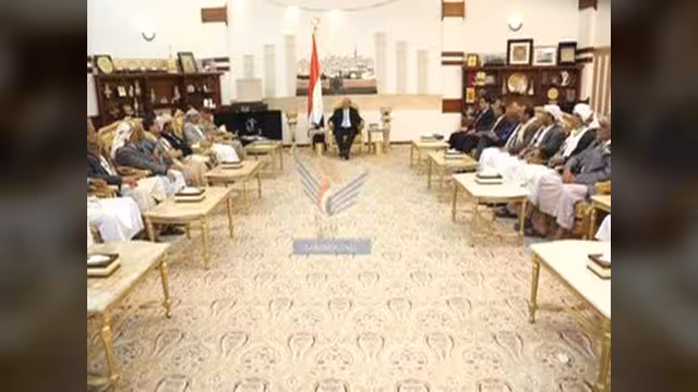 الرئيس هادي يستقبل عددا من مشائخ وأعيان منطقة حزيز والأحياء المجاورة