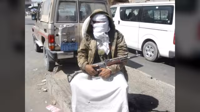 انسحاب "الحوثيين" من رداع وعشرات القتلى باشتباكات مع "القاعدة"