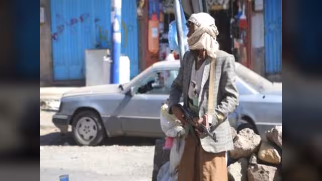 أطفال "إب" يُطالبون المسلّحين بالرحيل عن مدارسهم