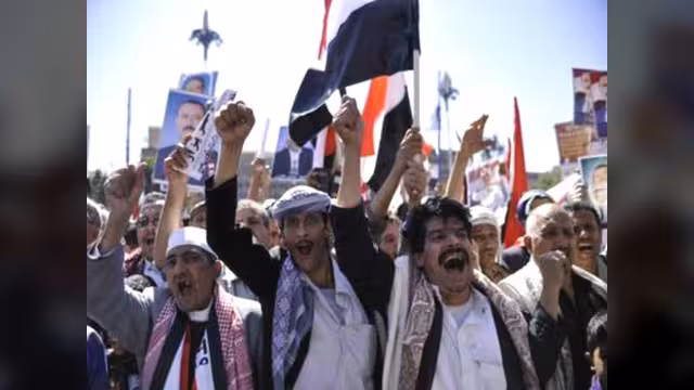 "الحوثيون" ينتقدون التشكيل الحكومي... وصالح يطيح هادي من "المؤتمر"