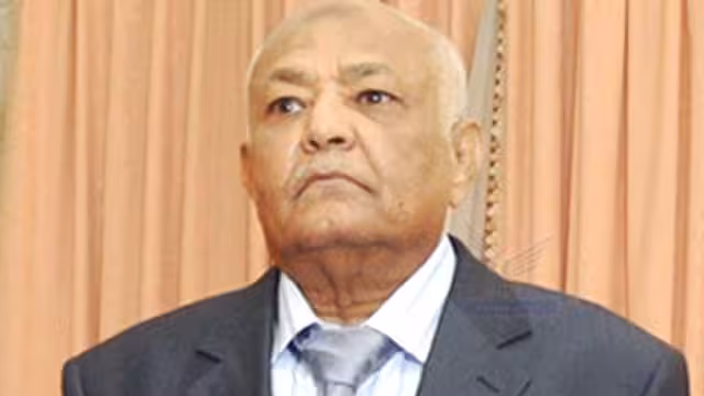 مسلحون قبليون يحاصرون منزل باسندوة في صنعاء ويهددون بإقتحامه