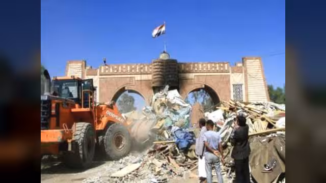 ساحة التغيير في صنعاء: رفع المخلفات وإبقاء الرمزية
