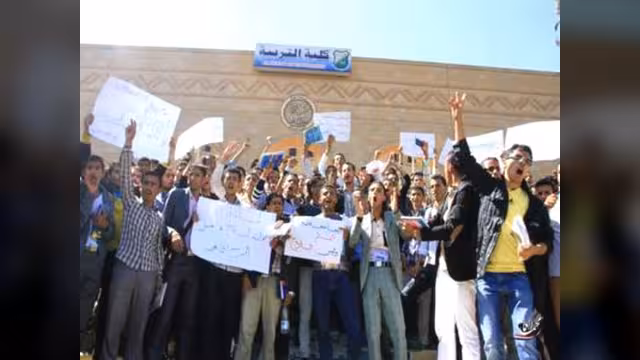 طلاب جامعة صنعاء يتظاهرون مجددا للمطالبة بإخلاء حرمها من انتشار المسلحين