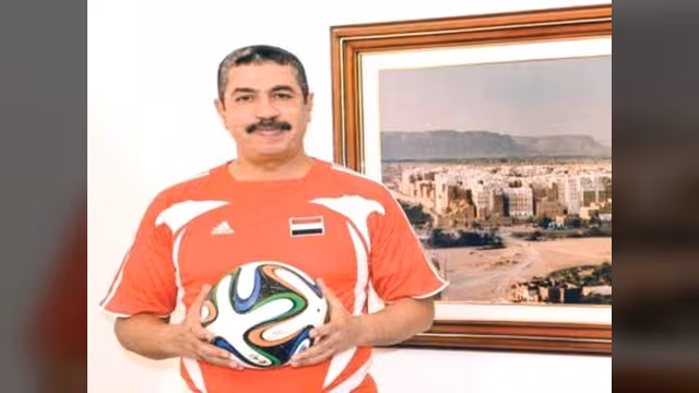 رئيس الوزراء يبتعد عن «ضوضاء السياسة» بتشجيع المنتخب الوطني في خليجي22 (صورة)