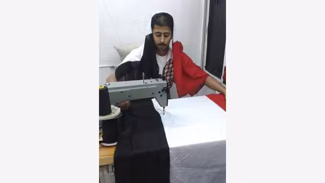 تعرّف على صانع الأعلام اليمنية الشاب الذي ألهب مدرجات خليجي 22