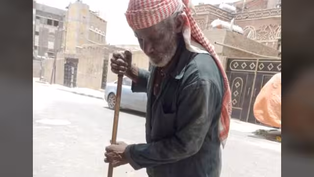 بورتريه: العم إبراهيم.. ثلث قرن في تنظيف شوارع صنعاء