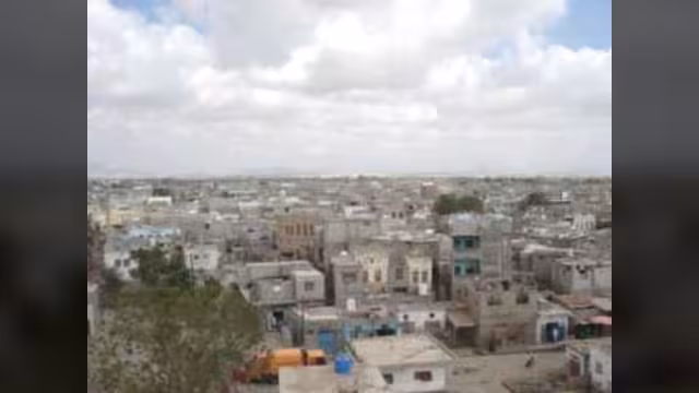 محافظ لحج: بدء ترحيل مئات من الطلاب الأجانب يدرسون في معهد سلفي