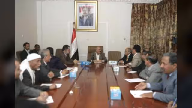 عامة المؤتمر تجتمع برئاسة صالح وترحب بالتقارب بين الإصلاح والحوثيين