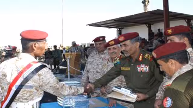 وزير الدفاع يشهد حفل تخرج الدورة الثانية مهارات نظامية بقوات الاحتياط بحضور اللواء الجائفي
