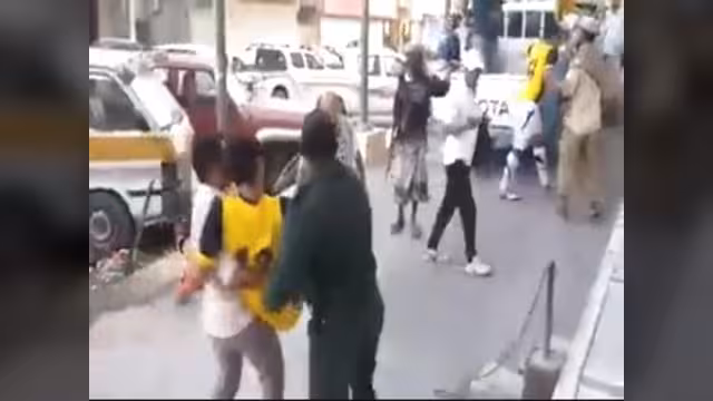 بالفيديو.. مسلحون يفضون مباراة في الدوري اليمني بالرصاص!