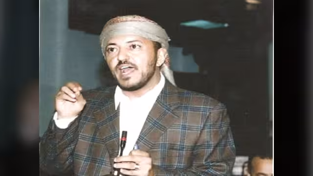 الشيخ صادق الاحمر يعزي بوفاة النائب محمد عبدالاله القاضي