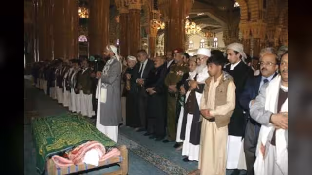تشييع مهيب لفقيد اليمن النائب محمد عبدالاله القاضي بحضور الرئيس السابق ووزير الدفاع
