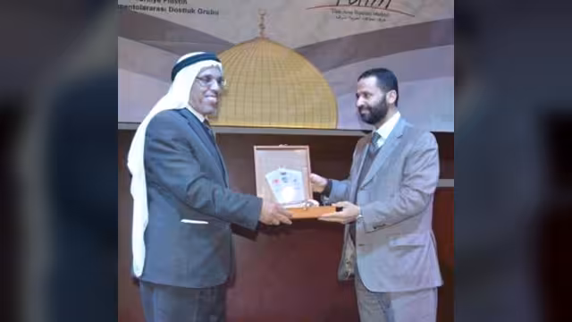 تكريم الشيخ حميد الأحمر في اختتام موتمر القدس العالمي في اسطنبول