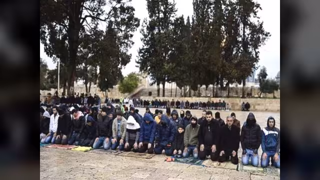 مصلون يحاولون ضرب خطيب المسجد الأقصى عقب مدحه ملك السعودية الراحل
