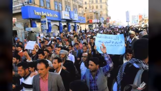 تظاهرة ضد الحوثيين في صنعاء تتعرض للقمع وخطف متظاهرين
