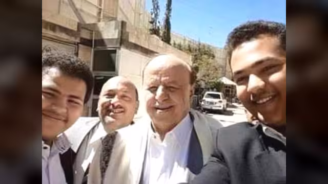 "سيلفي" الرئيس المستقيل