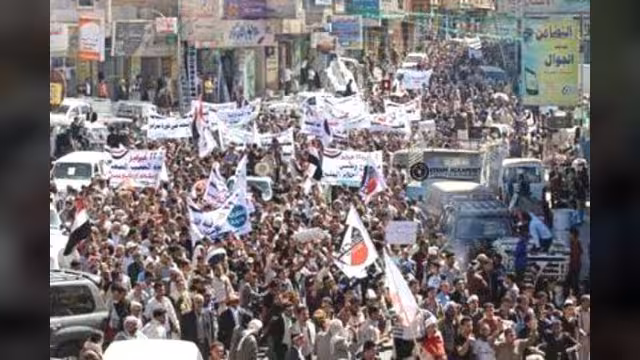 الحوثيون يتظاهرون في أربعة ميادين ويفرقون المسيرات المناهضة لهم