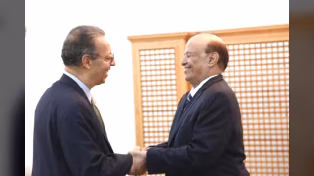 الرئيس هادي يلتقي المبعوث الدولي وعدداً من قادة الأحزاب في عدن