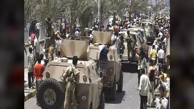 بعد اشتباكات خلّفت قتلى وجرحى.. الجيش يفك حصار معسكر بلحج