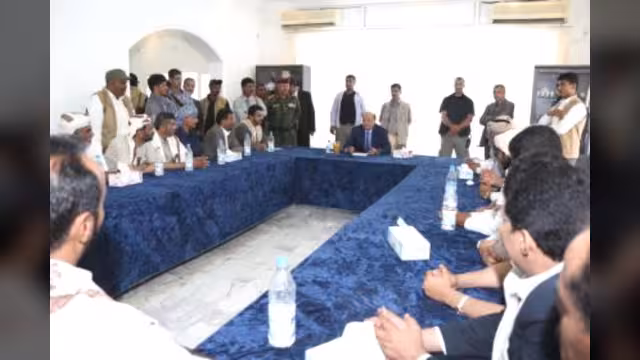 هادي يستقبل شخصيات من مأرب والجوب والبيضاء ويدافع عن تقسيم اليمن "أقاليم"