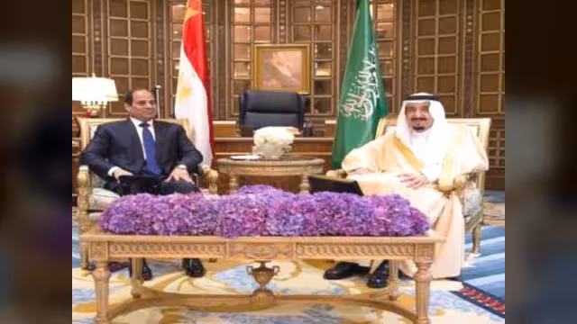 العاهل السعودي يخالف البروتوكول ويستقبل السيسي في المطار