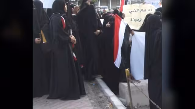 يمنيات في وقفة للتنديد باختطاف فرنسية ومترجمتها