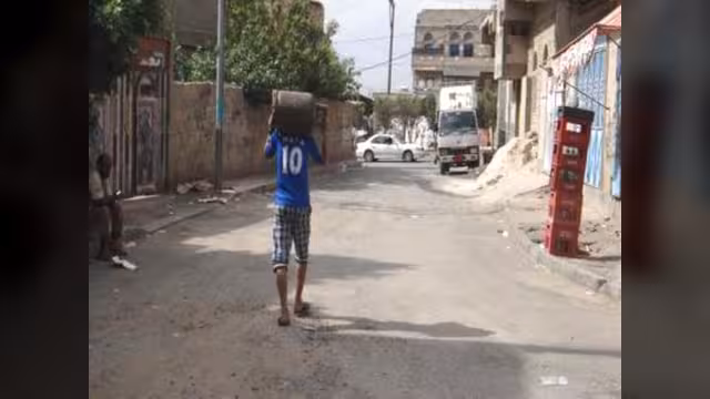 سكان صنعاء يخشون معركة طويلة: نزوح وتخزين المؤن