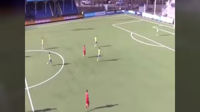 بالفيديو.. هدف خرافي من مسافة 60 مترا !