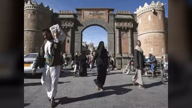 أبواب صنعاء.. أطلال ترتجف في العراء والفوضى