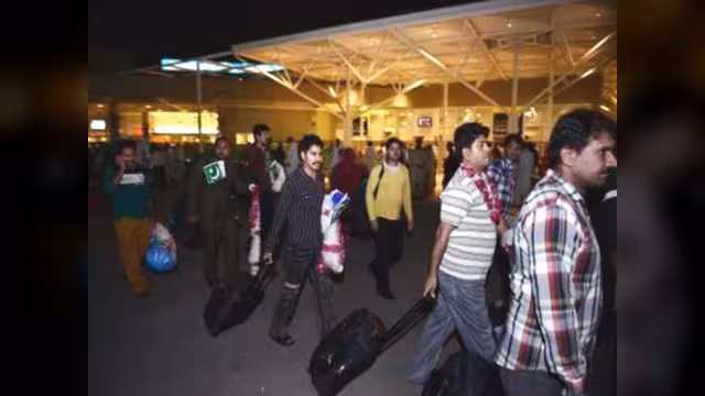مسؤول: 10 آلاف يمني عالقون في مطارات العالم