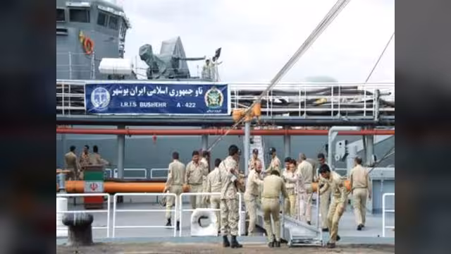 إيران: أرسلنا مدمرتين عند مدخل باب المندب
