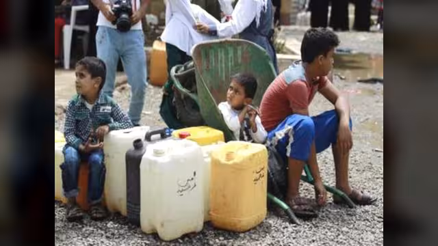 اليمنيون بين نارين