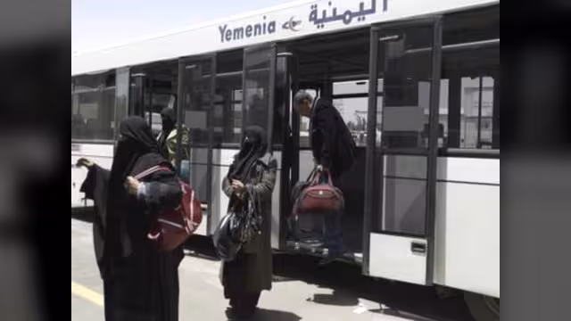 اليمنيون يتهافتون على الجوازات