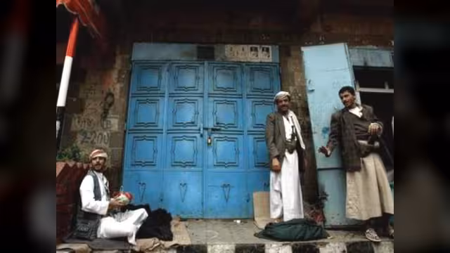 "القاعدة" يُغلق أسواق المكلا تفرّغاً للعبادة