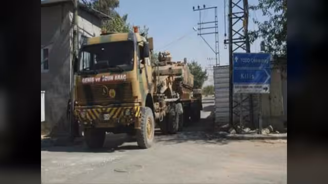 تركيا تواصل تعزيز قواتها بالحدود مع سوريا