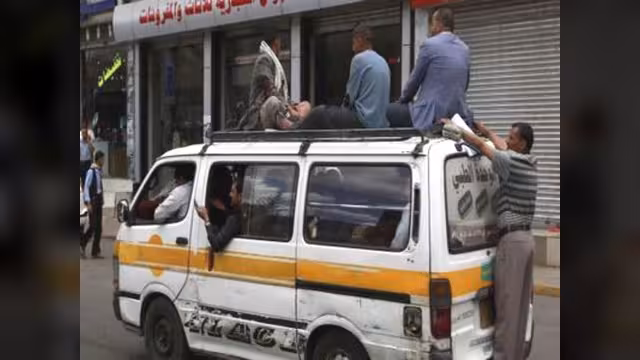 اليمنيون لا يزور بعضهم بعضاً.. لارتفاع أجرة المواصلات