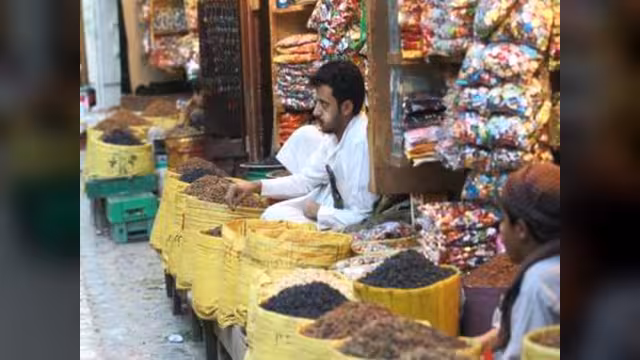 يمنيون يتناولون أغذية فاسدة ومنتهية الصلاحية