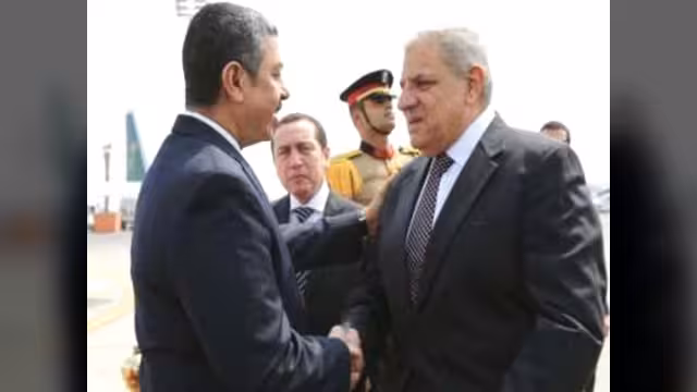 بحاح يصل القاهرة لحضور اجتماعات اللجنة المشتركة العليا