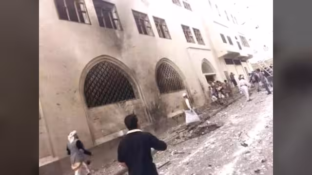 مقتل وإصابة 9 أشخاص بانفجار سيارة مفخخة جوار جامع البهرة بصنعاء وداعش يتبنى العملية