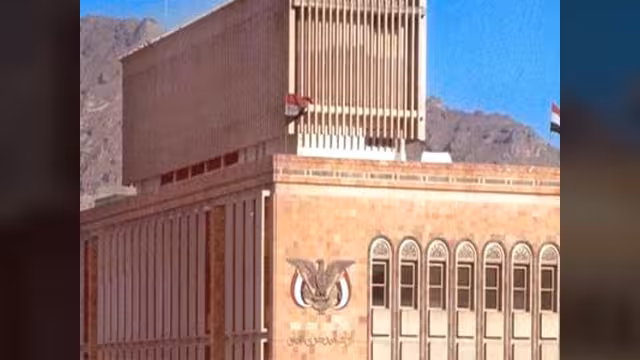 الحوثيون يضعون محافظ البنك المركزي تحت الإقامة الجبرية