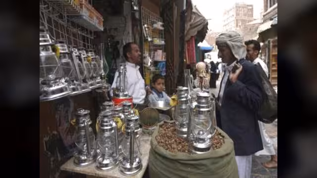 شمس الأثرياء.. فقراء اليمن بلا كهرباء والبدائل مرتفعة الثمن