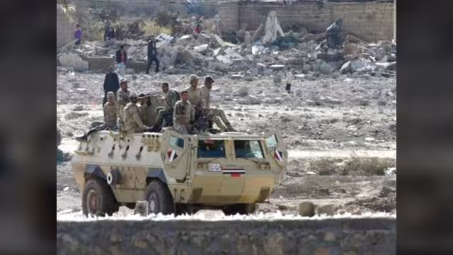 مقتل مجندَيْن مصريين في تفجير دبابة بسيناء