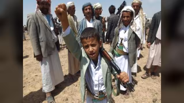 حامل البندقية..الفقر يدفع أطفال اليمن إلى التجنيد