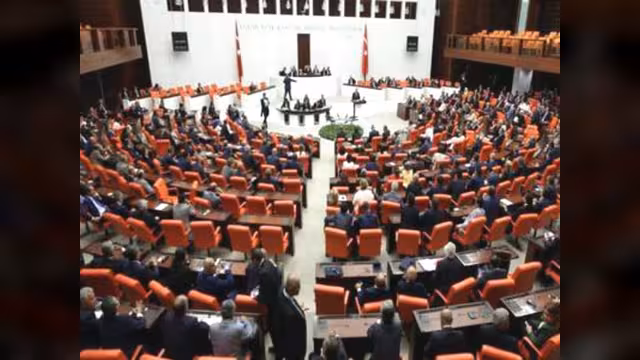 برلمان تركيا يمدد تفويض الجيش بسوريا والعراق