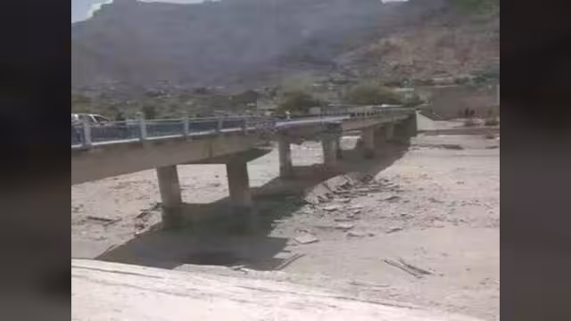 طيران التحالف يقصف جسرين على طريق صنعاء الحديدة