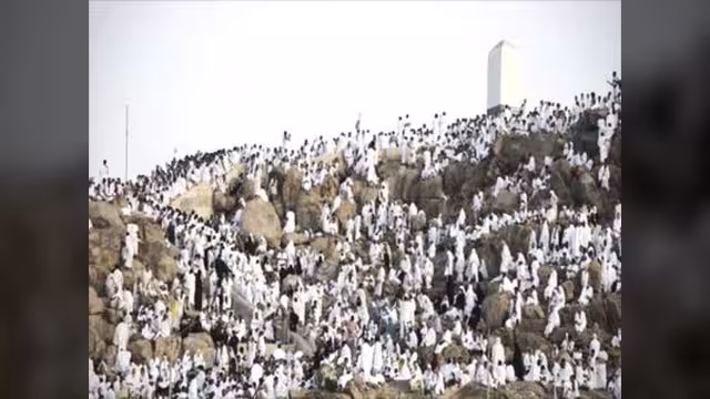 الحجاج يقفون اليوم بعرفات