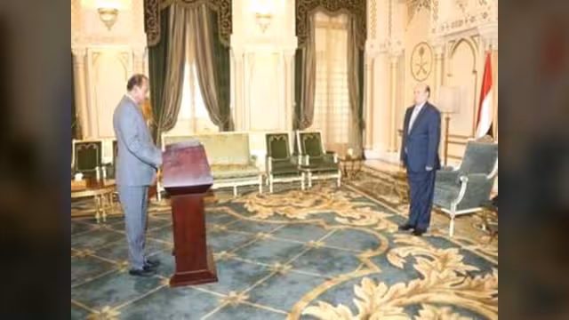 محافظ عدن المعين يؤدي اليمين الدستورية أمام الرئيس هادي