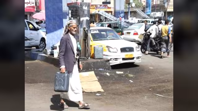 الحوثيون يتجهون إلى بيع 4 ناقلات وقود بالسوق السوداء
